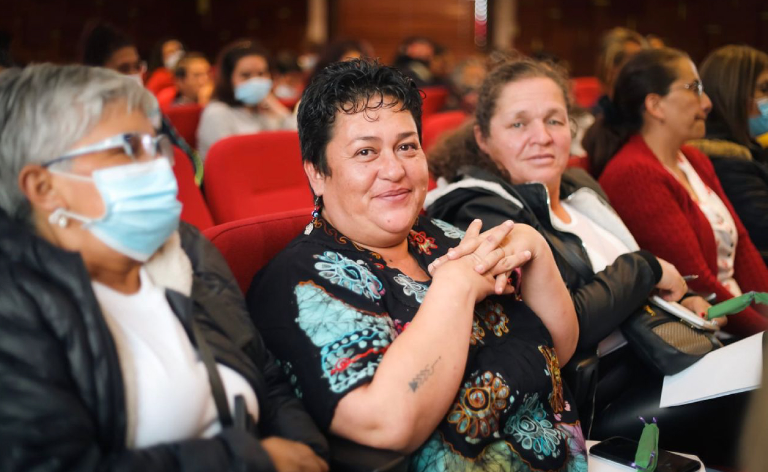 Mujeres adultas en conmemoración