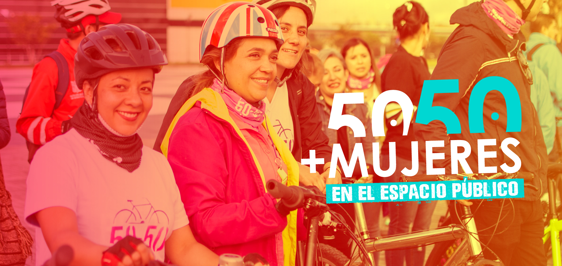 imagen de mujeres sonriendo en bicicletas con filtro de color