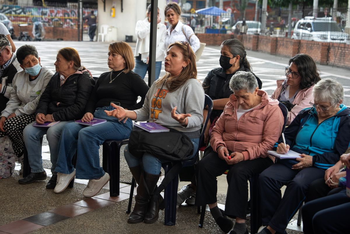 Mujeres sentadas en una charla