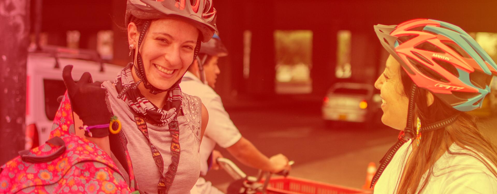 Imagen de personas en ciclo vía recorriéndola con filtro de color