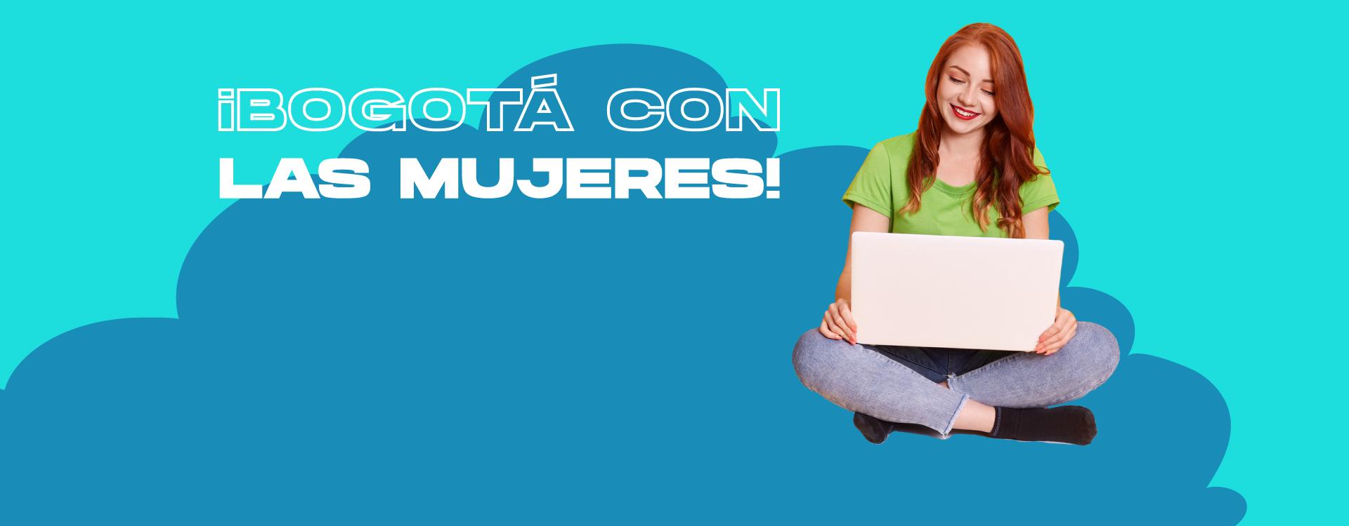 Mujer sonriendo mientras trabaja en su pc