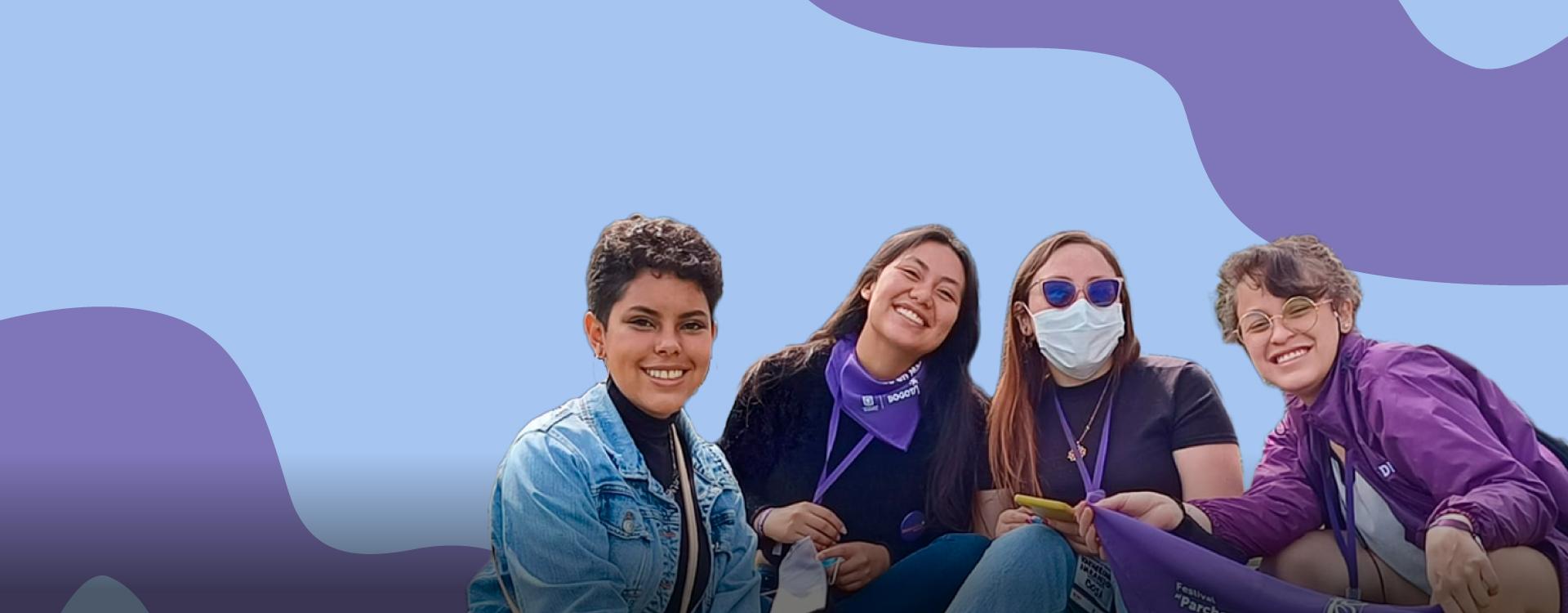 Imagen de mujeres sentadas sonriendo