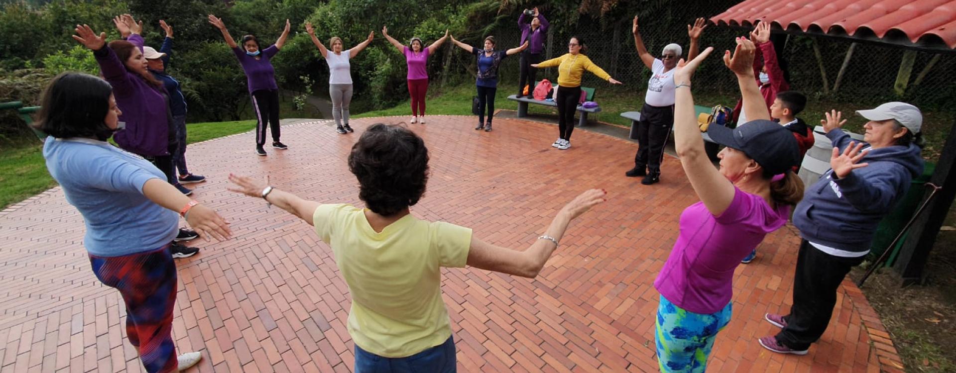 Grupo de mujeres realizando actividad física