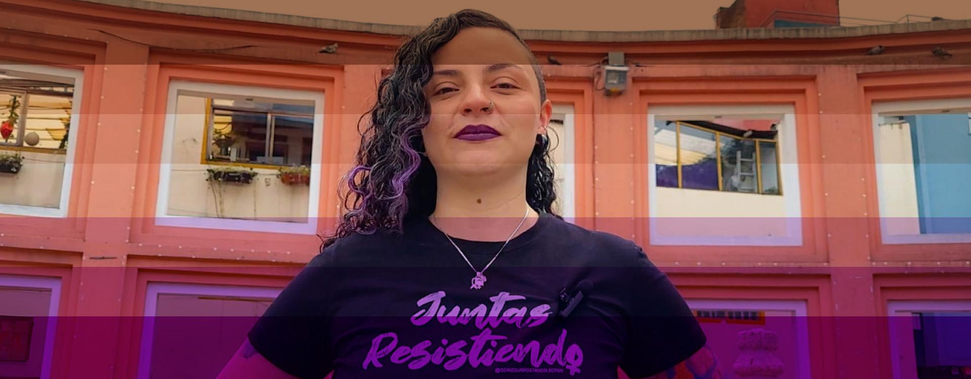 Mujer sonríe mirando a la cámara