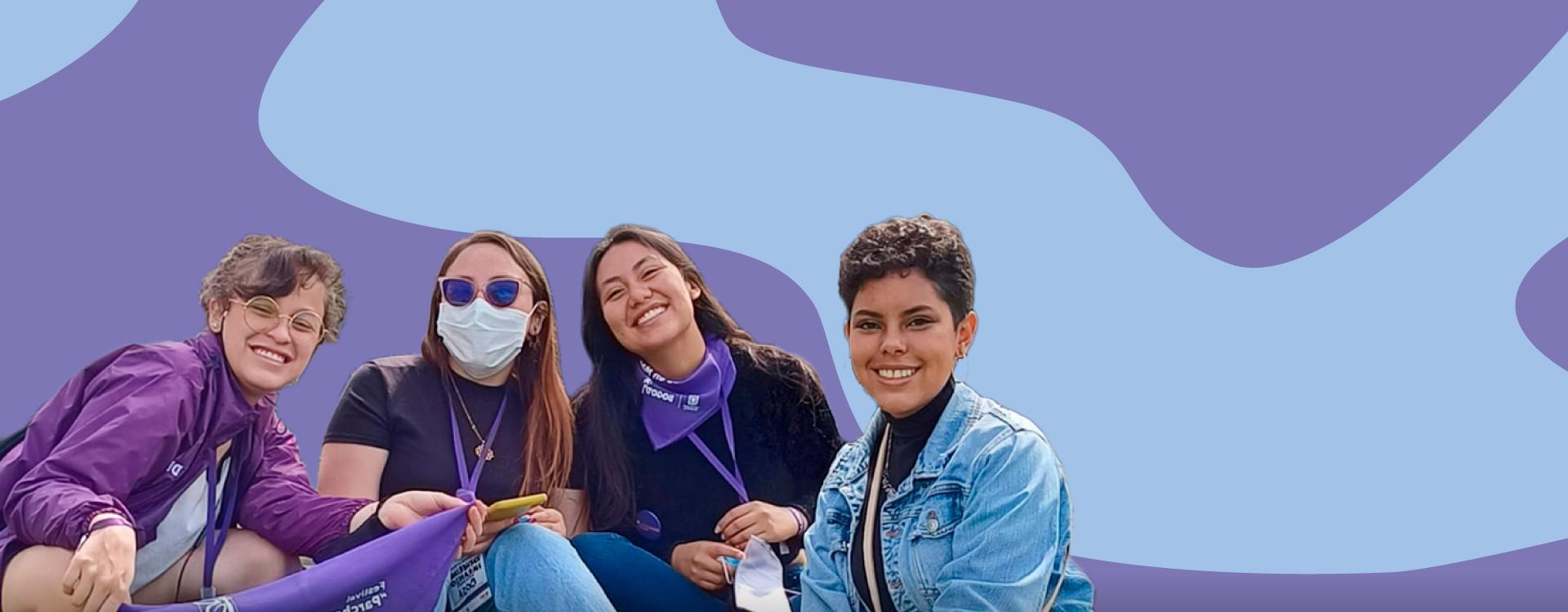 Mujeres jóvenes sonriendo