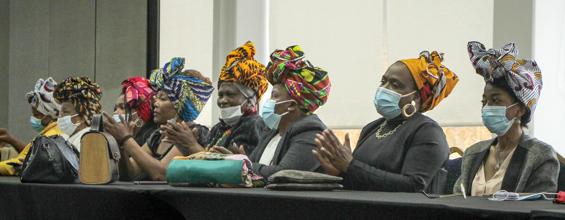 Mujeres afrocolmbianas en mesa de dialogo