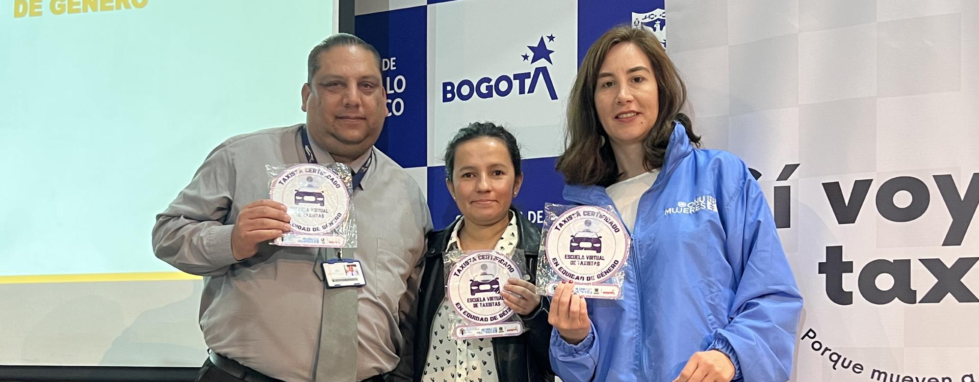 Personas entregando y recibiendo sello de certificación en equidad de género
