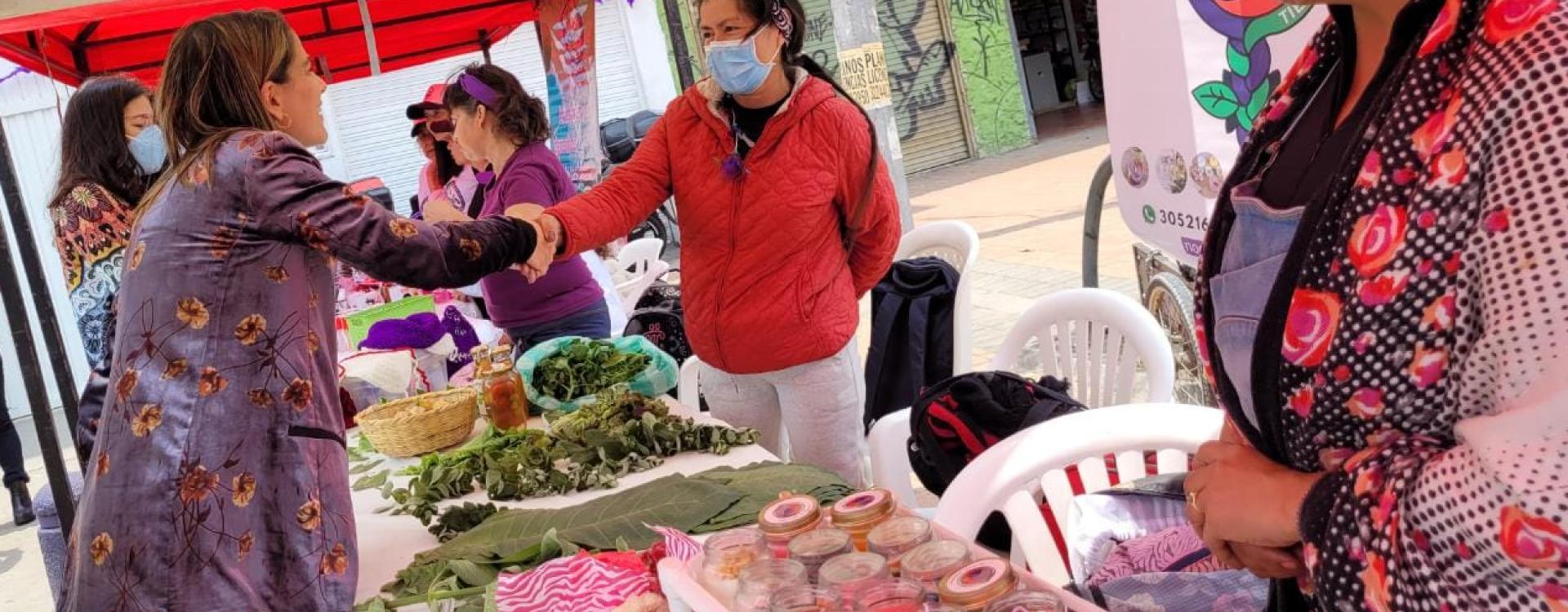 Mujeres de la localidad de Bosa en muestra gastronómica, cultural y artesanal