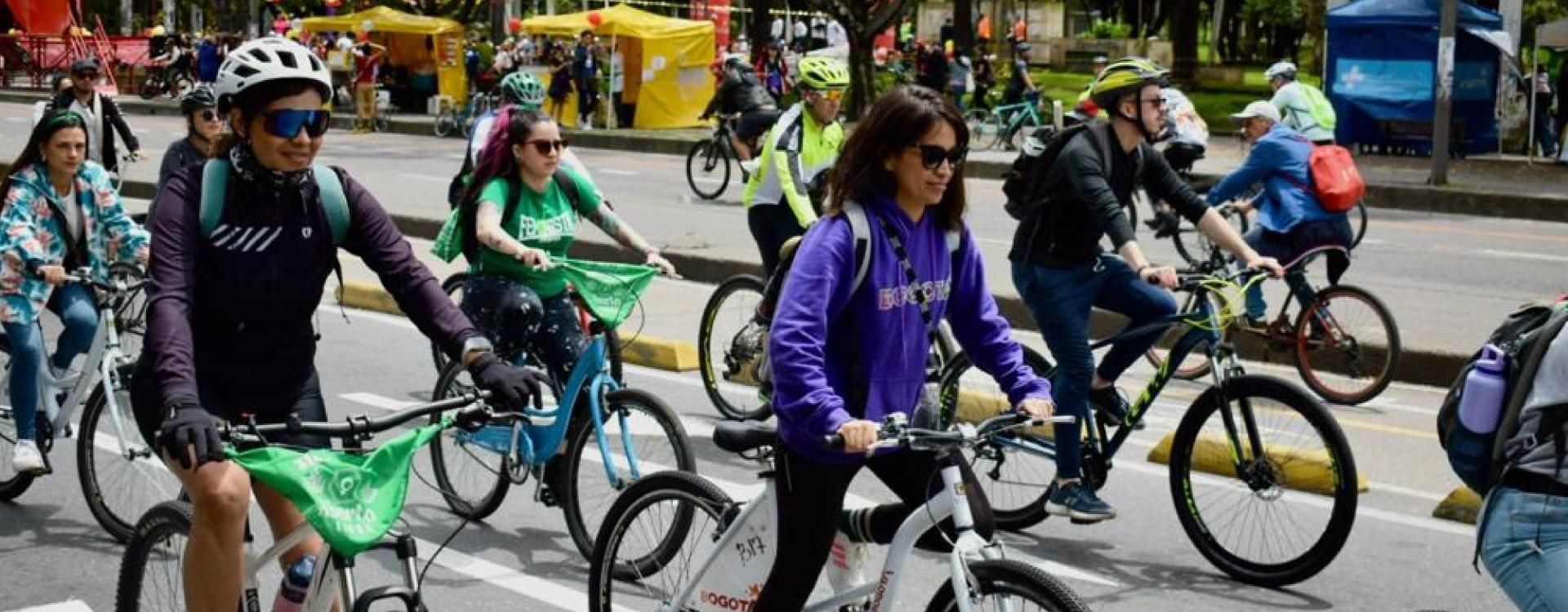 Mujeres en bici recorrido y feria de servicios para las mujeres de Bogotá