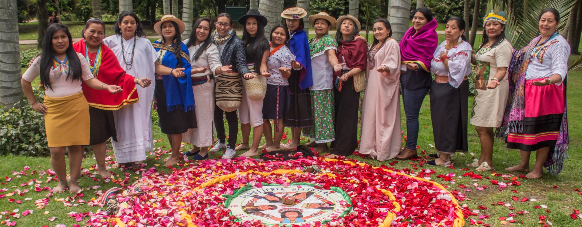 grupo de mujeres indígenas de la ciudad de Bogotá