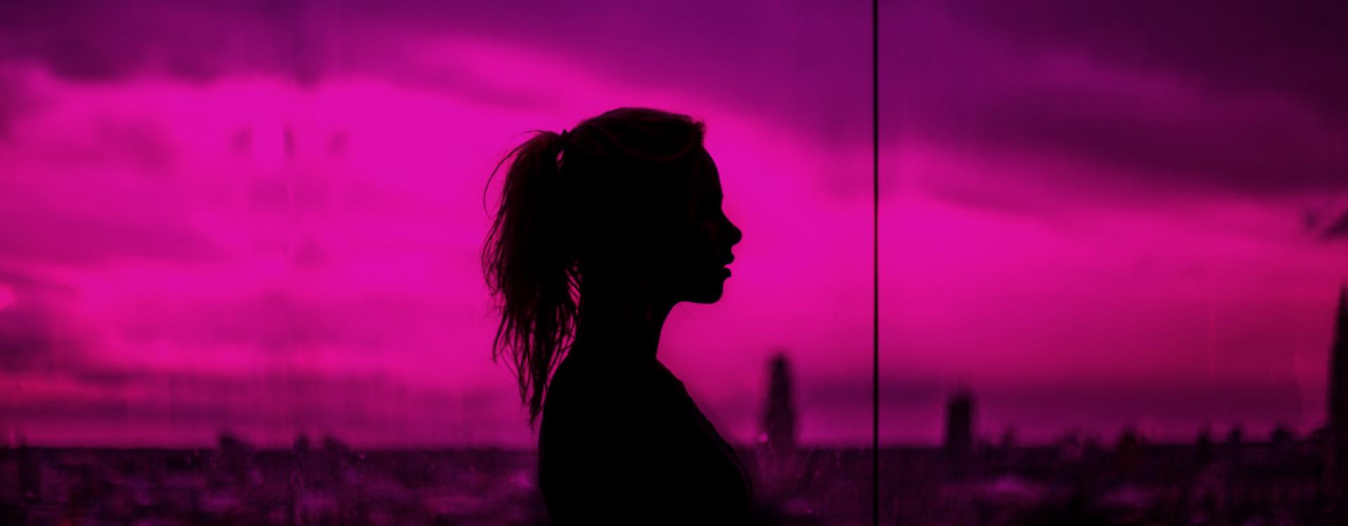Mujer de perfil sin ver su rostro