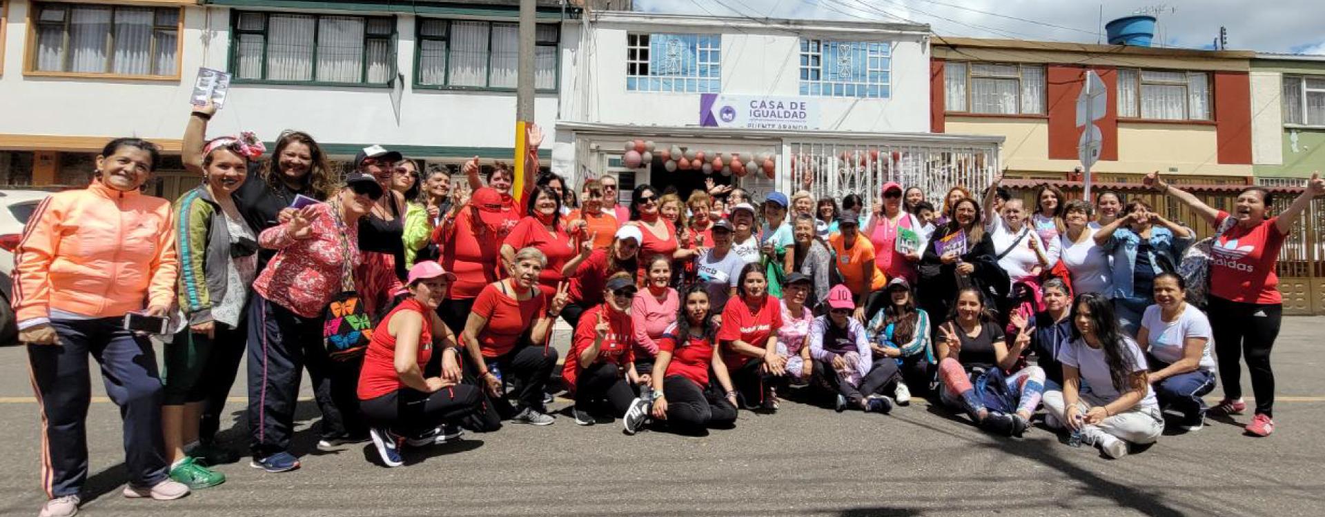 Grupo de mujeres en frente a la nueva sede se la CIOM de Puente Aranda