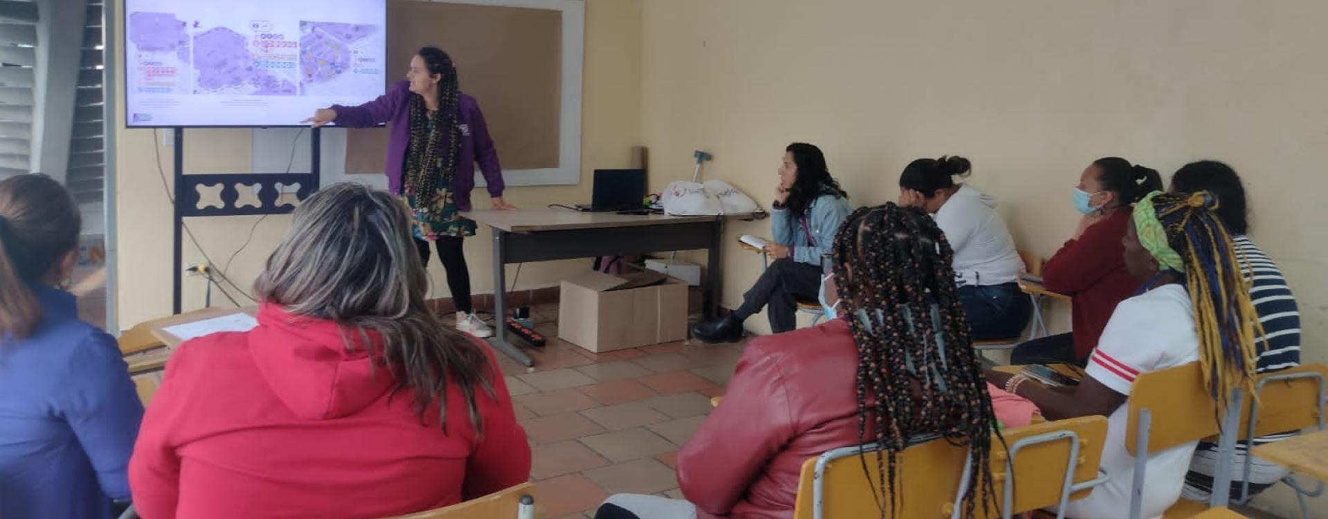 Mujeres asistentes a presentación de resultados de Diagnóstico de Cuidado Comunitario