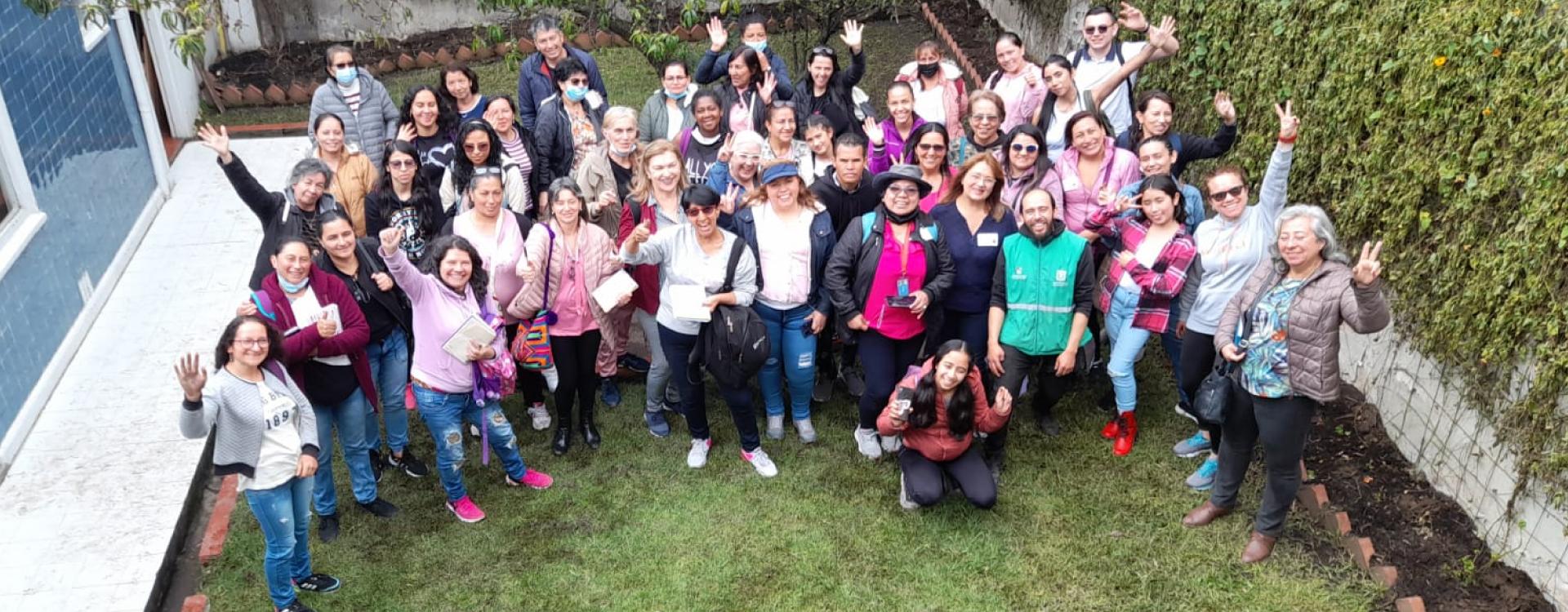 Grupo de mujeres realizando actividades de agricultura urbana y periurbana