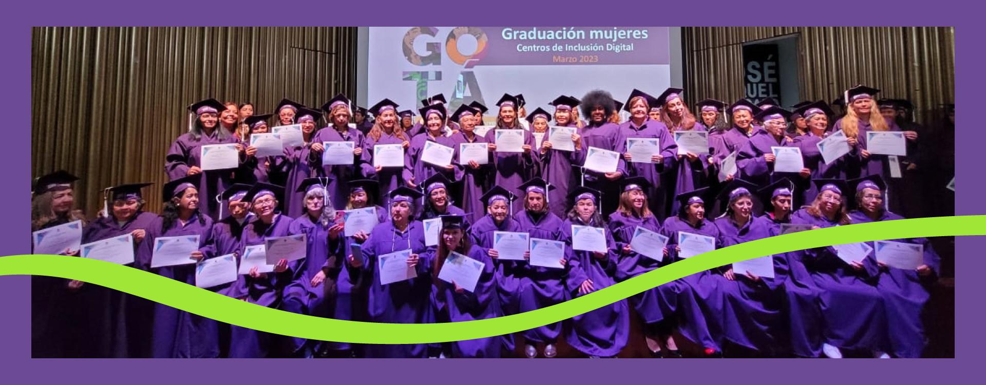 Mujeres posando con sus diplomas de graduación en ceremonia de centros de inclusión digital