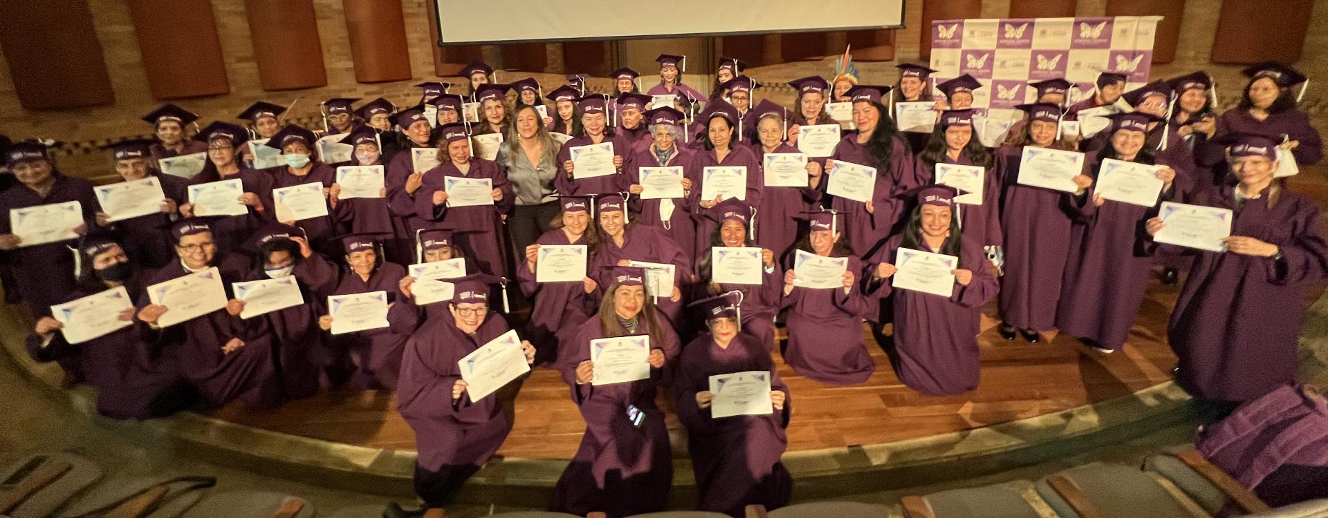 Grupo de mujeres graduadas de cursos de los centros de inclusión digital para las Mujeres en Bogotá