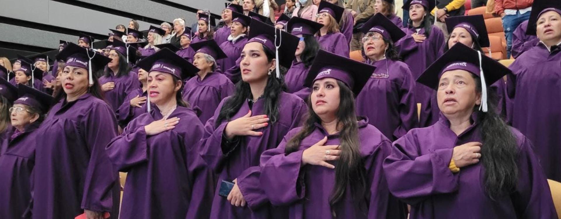 Mujeres graduadas de los centros de inclusión digital en ceremonia