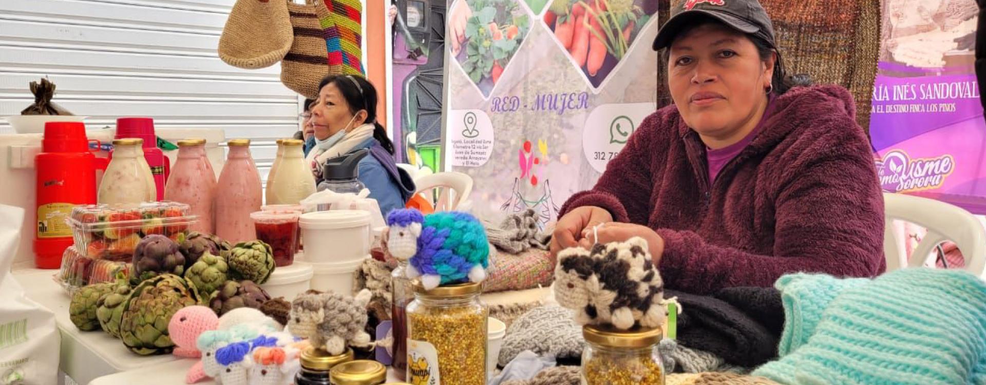 Mujeres ofreciendo los productos de sus emprendimientos