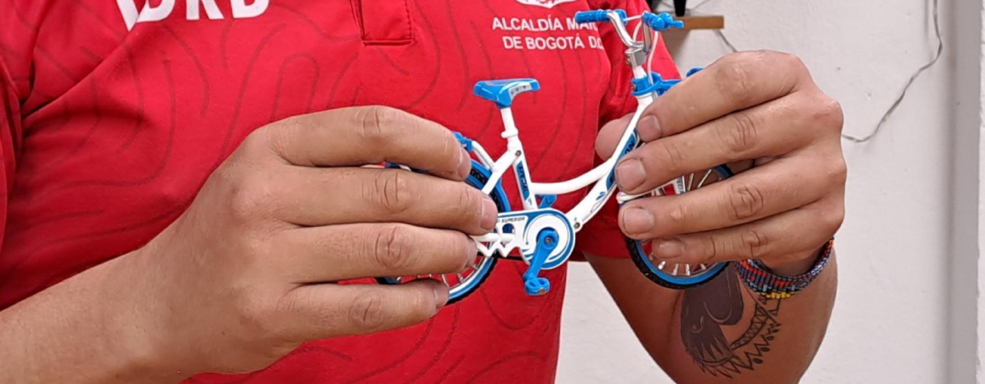 Funcionario de IDRD con bicicleta miniatura
