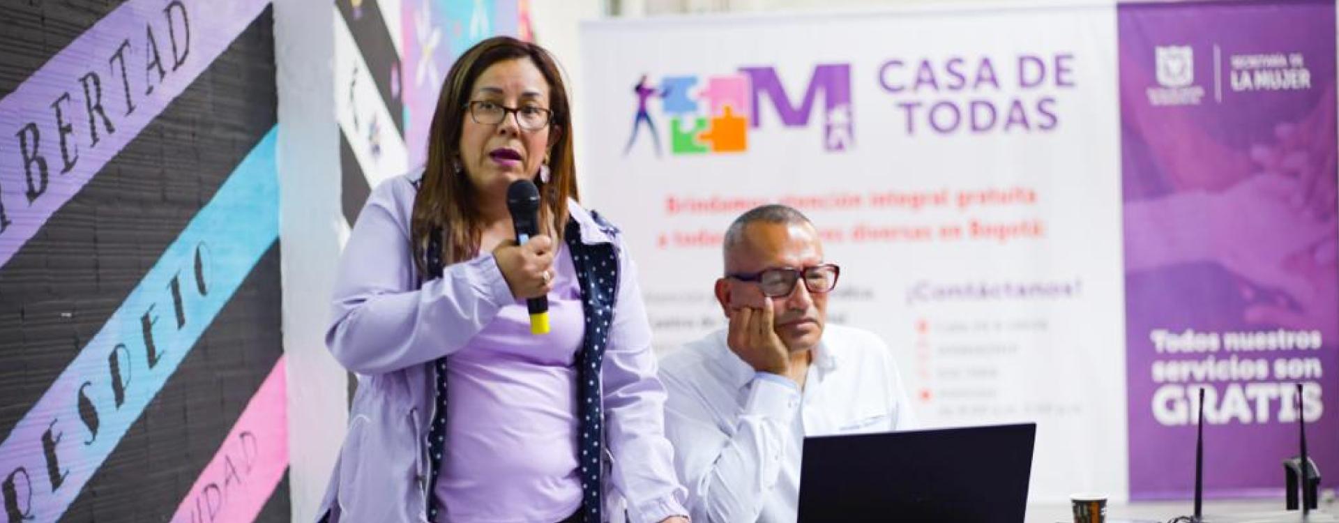 Mujer exponiendo documento de pacto