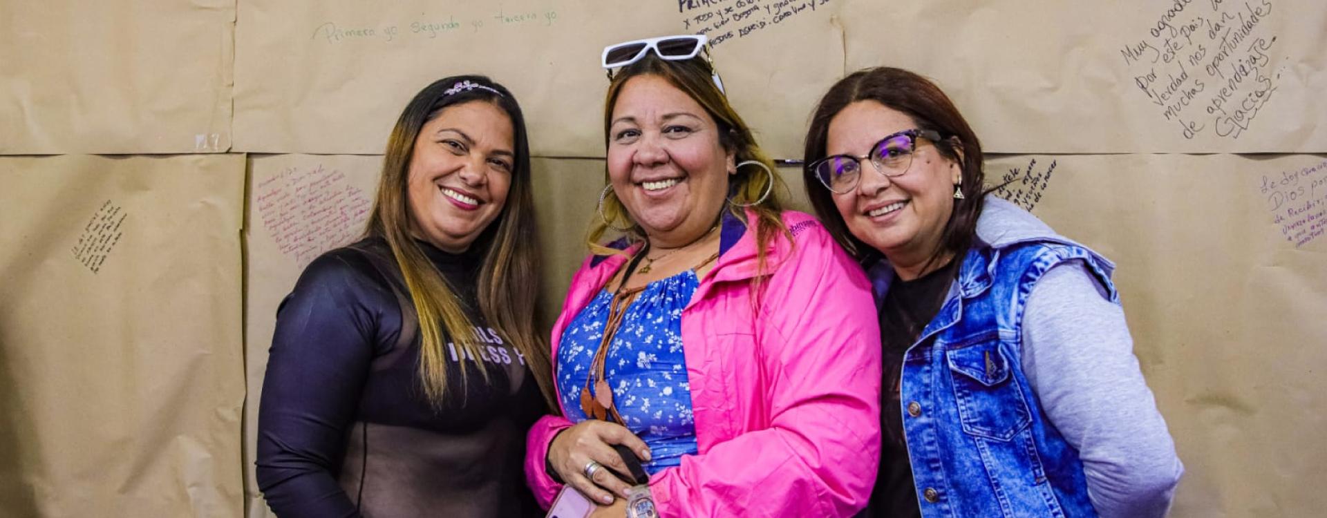 Mujeres en encuentro que destacó la resiliencia