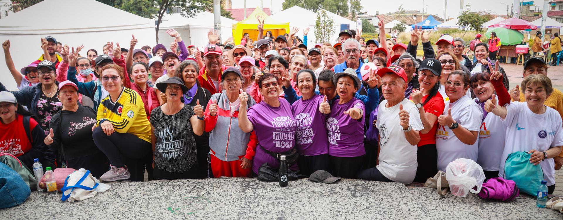 Mujeres en evento de 8 de marzo en plaza de bosa