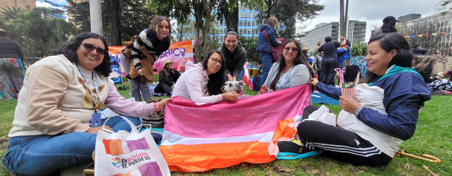 Grupo de mujeres en festón lesbiarte