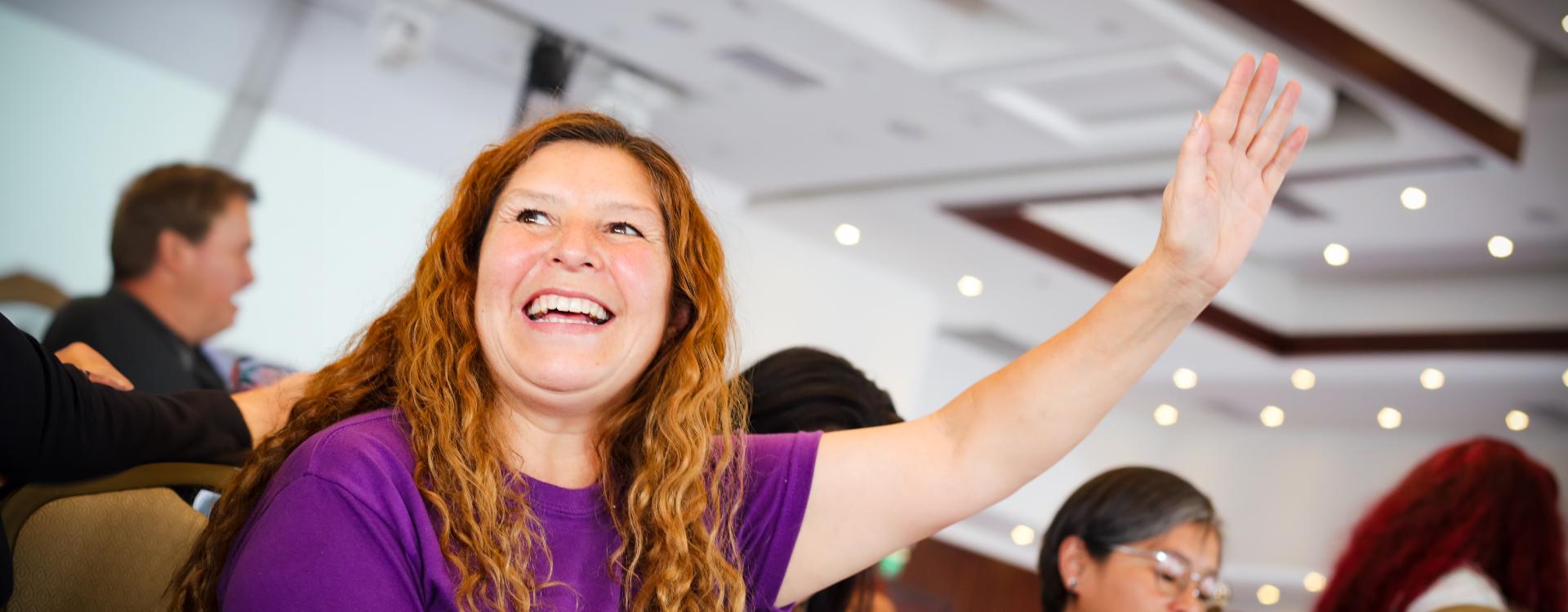 Mujer feliz en Comités Operativos Locales de Mujer y Equidad de Género