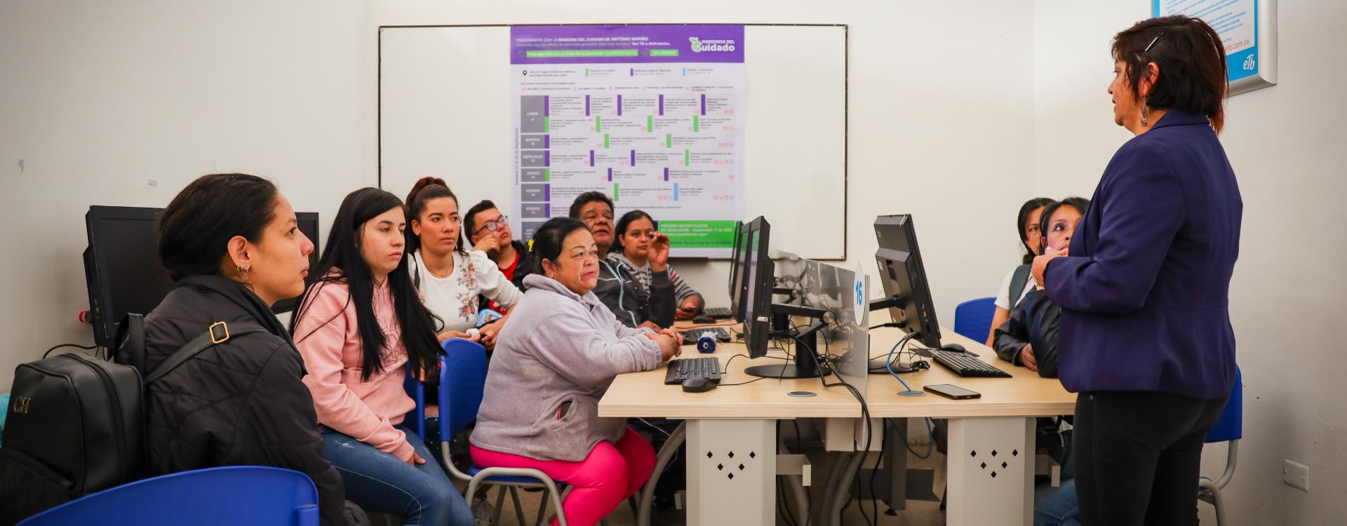 Grupo de mujeres en curso gratuito para aprender o fortalecer aptitudes de liderazgo, comunicación y escucha activa, inteligencia emocional y negociación.