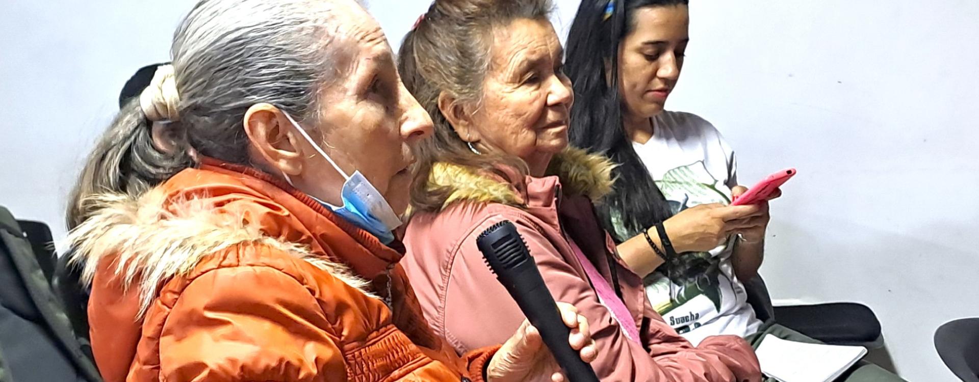 Mujeres asistentes a asambleas de planes de desarrollo local para mujeres