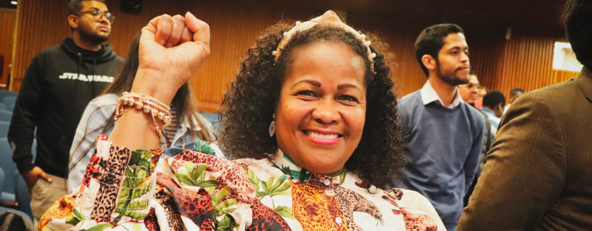 Mujer afro feliz