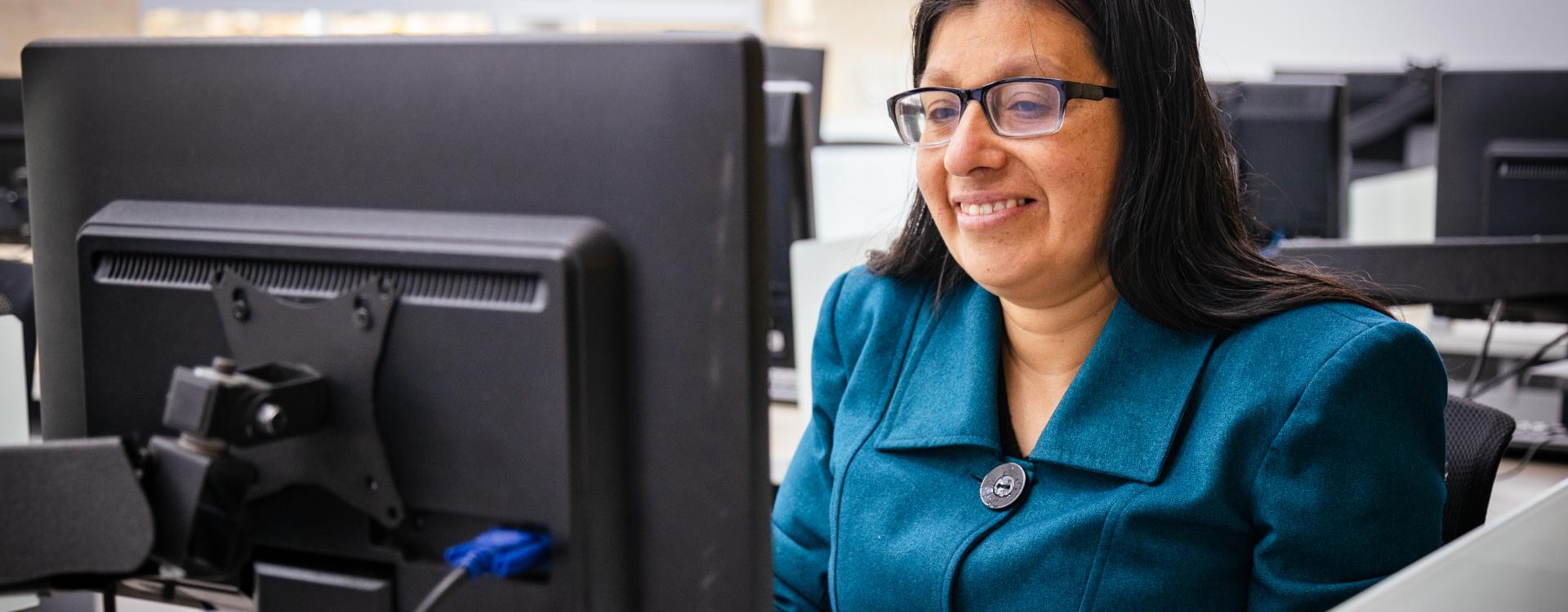 Mujer estudiando en pc