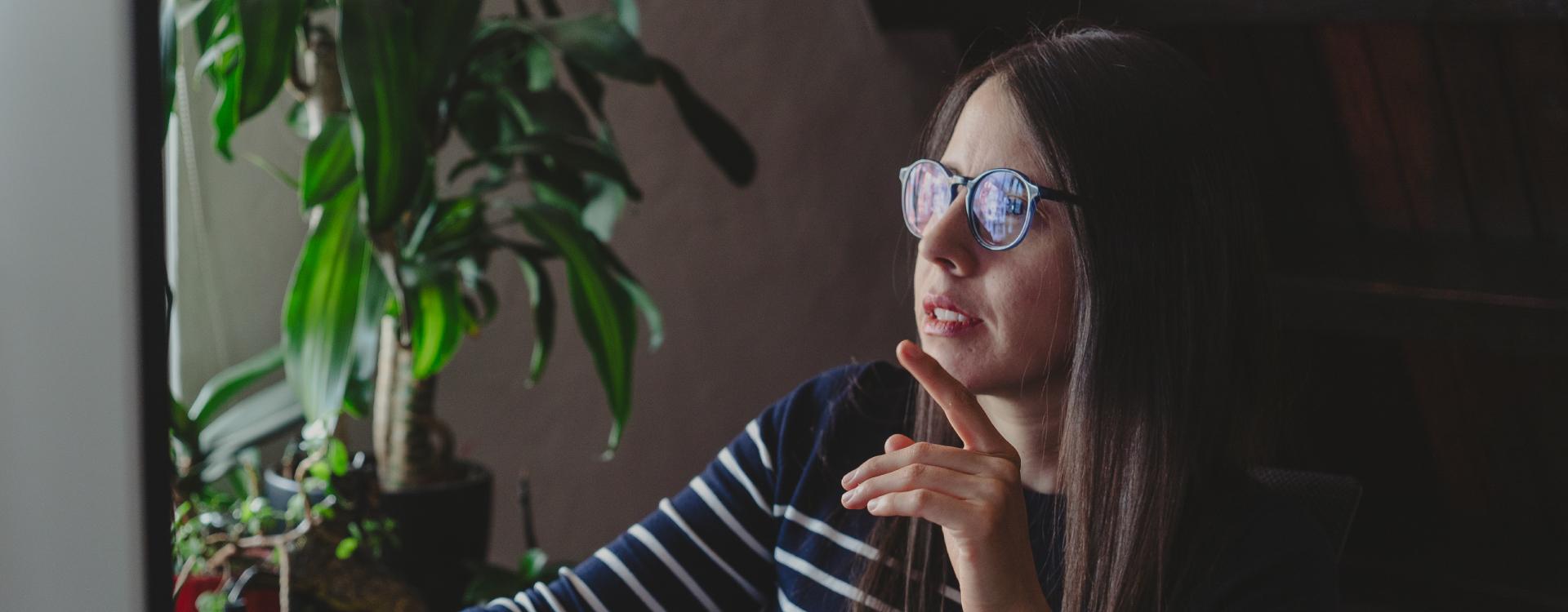 Mujer mirando pantalla de su computadora
