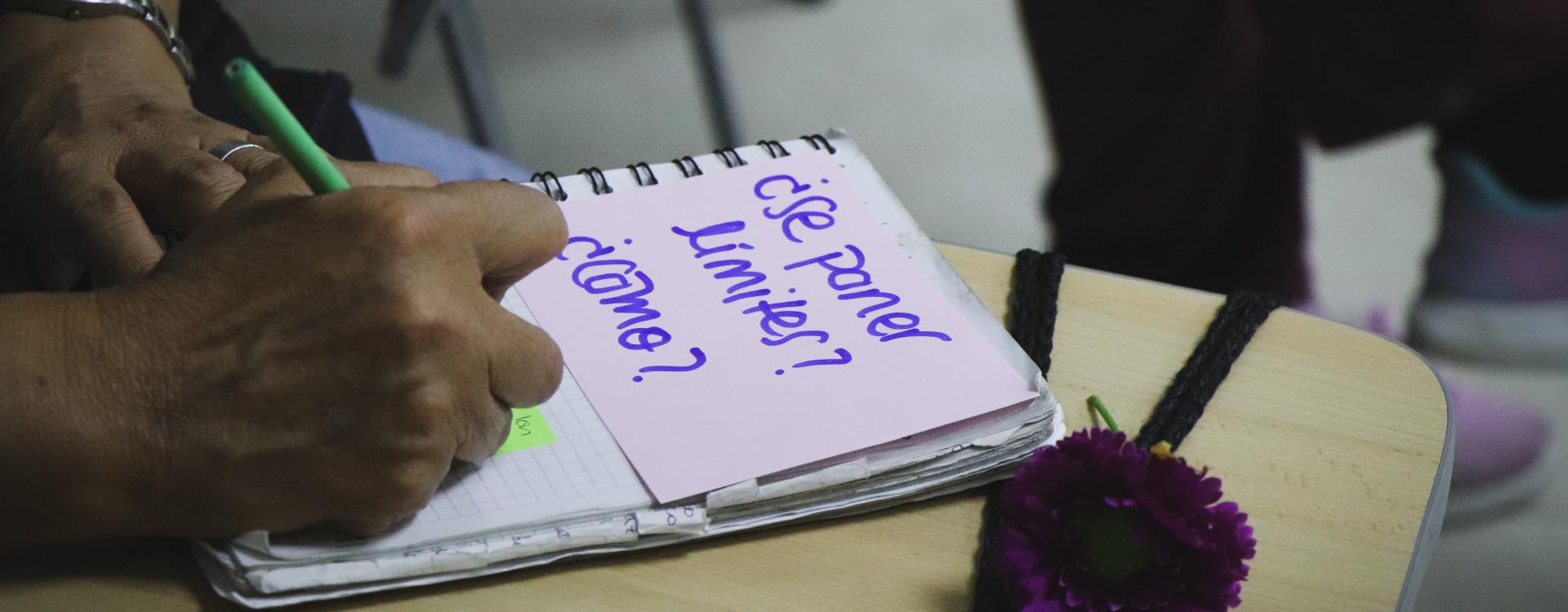 mujeres en taller de violencias