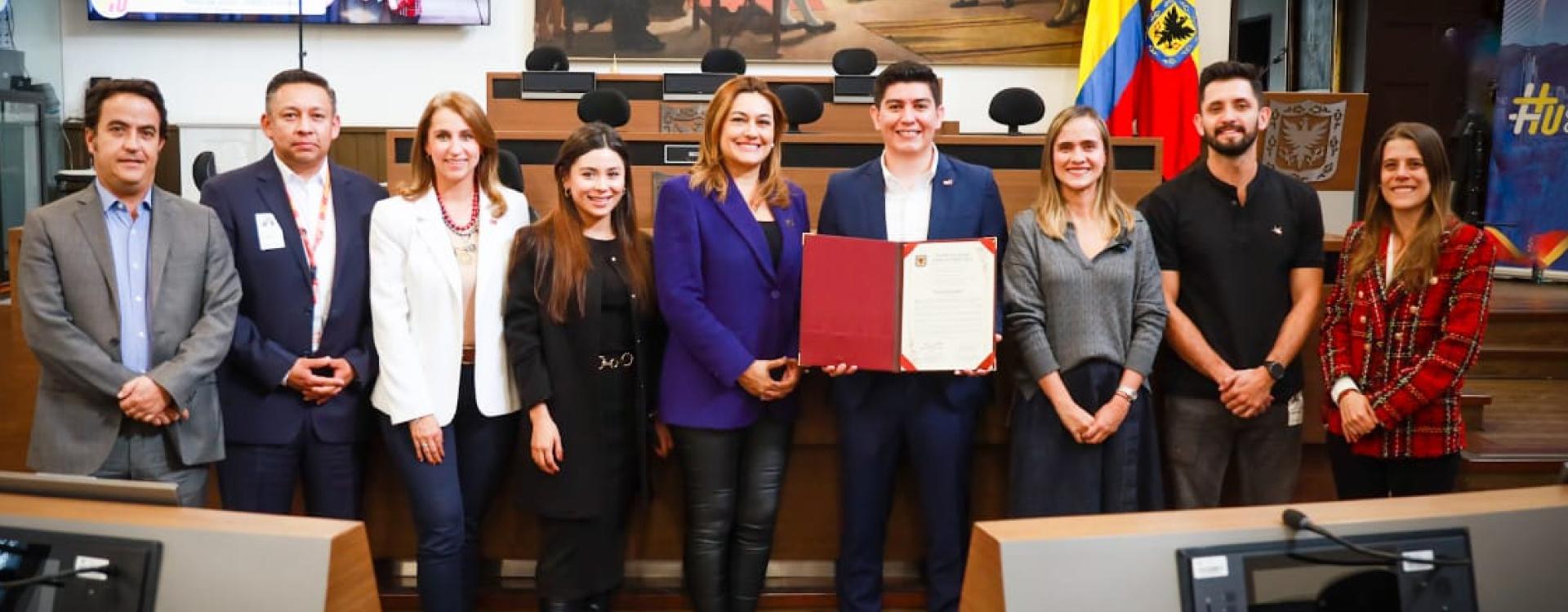 Funcionaria de SDMujer reciben premio de Concejo de Bogotá