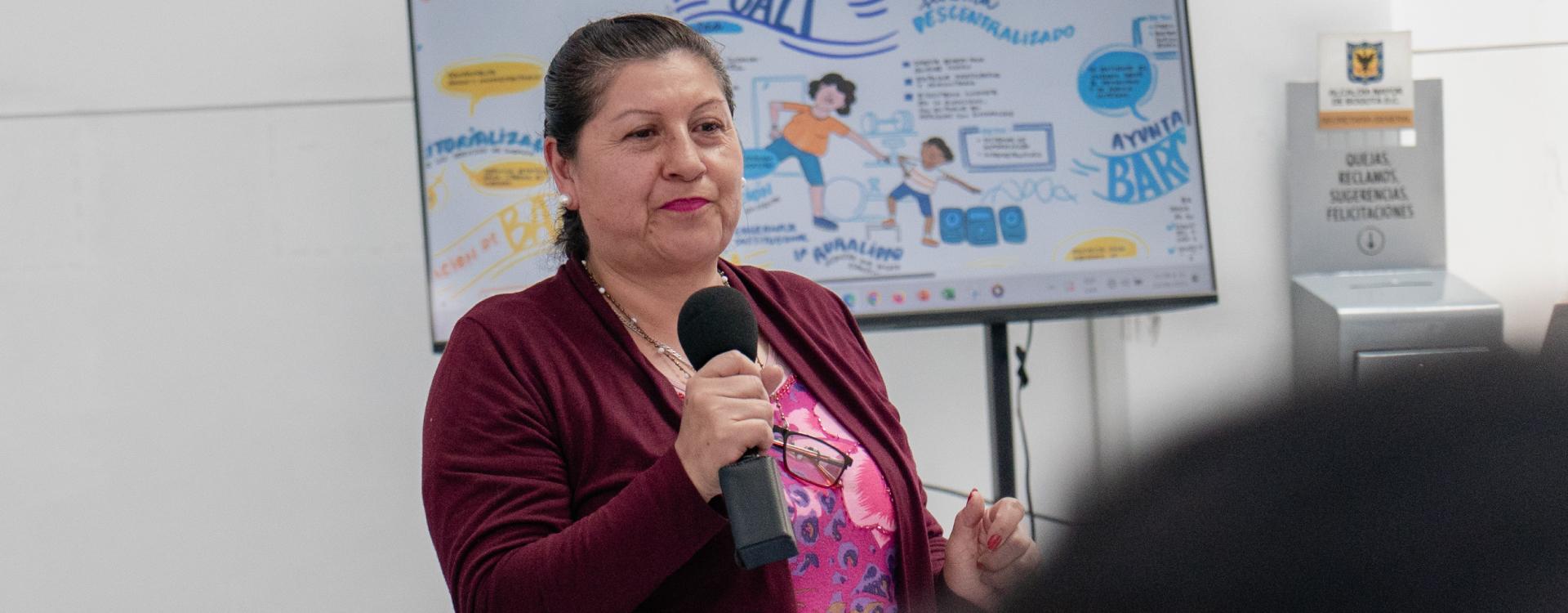 Mujer en servicios de sistema de cuidado