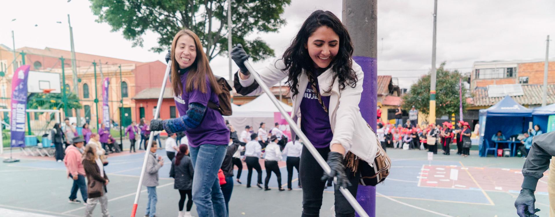 Mujeres participando en arreglos en la ciudad