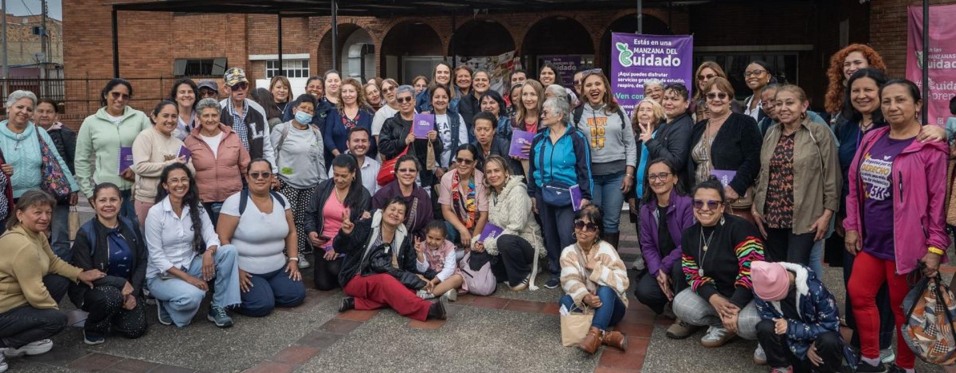 Grupo de mujeres posando para una foto