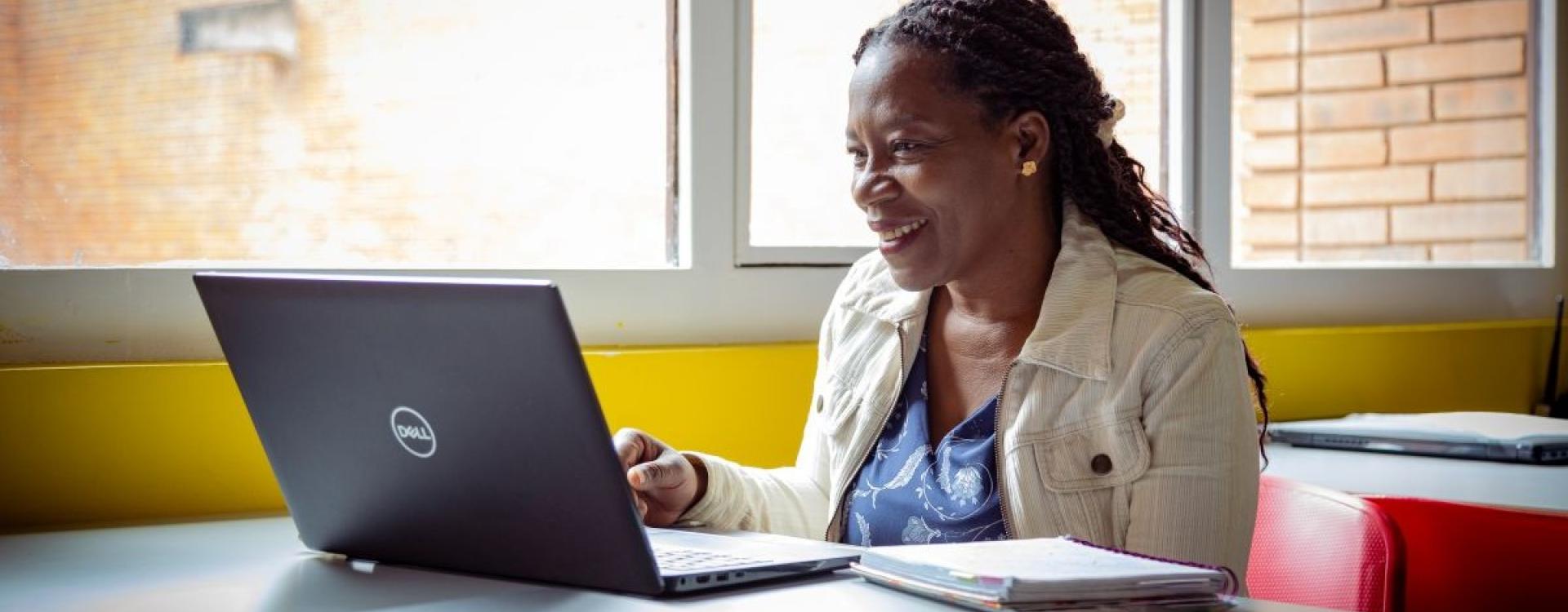 Mujer consultando un computador