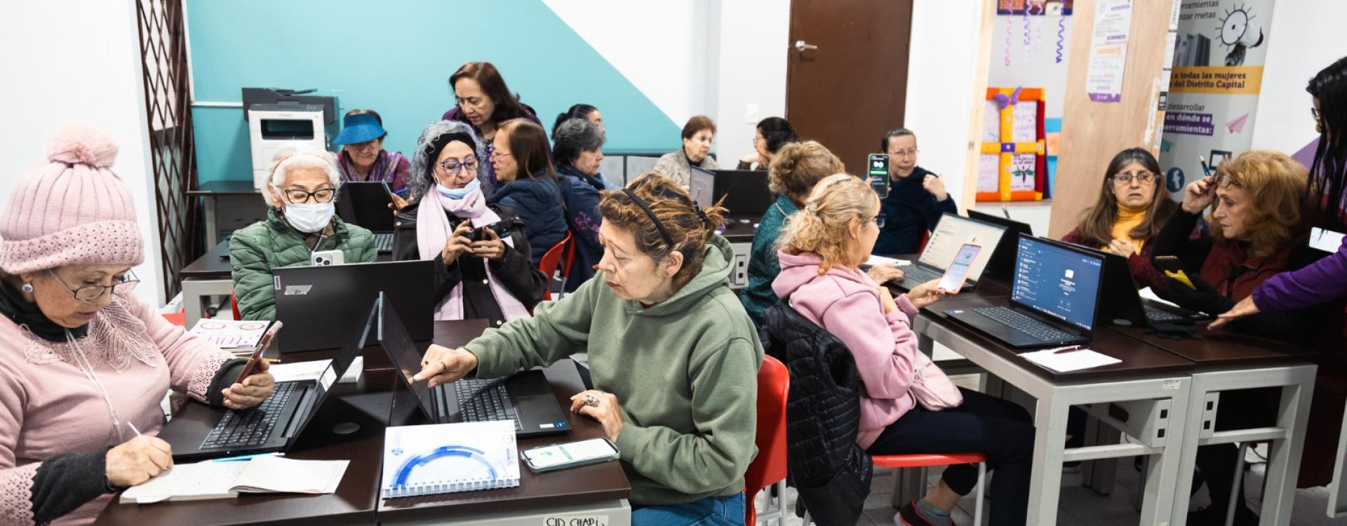 En línea con la forma en la que se está moviendo el mundo, la SDMujer lleva más de cinco años ofreciendo este curso de prevención de violencias digitales para las mujeres. 