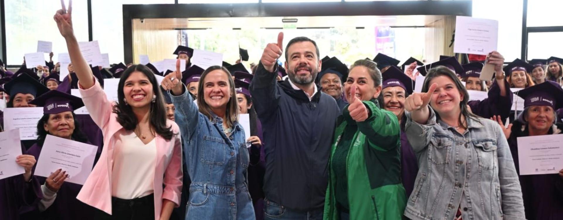 Secretaria de la Mujer, Laura Tami Leal, en compañía del alcalde, Carlos Fernando Galán, y otros funcionarios, gradúa a 200 mujeres