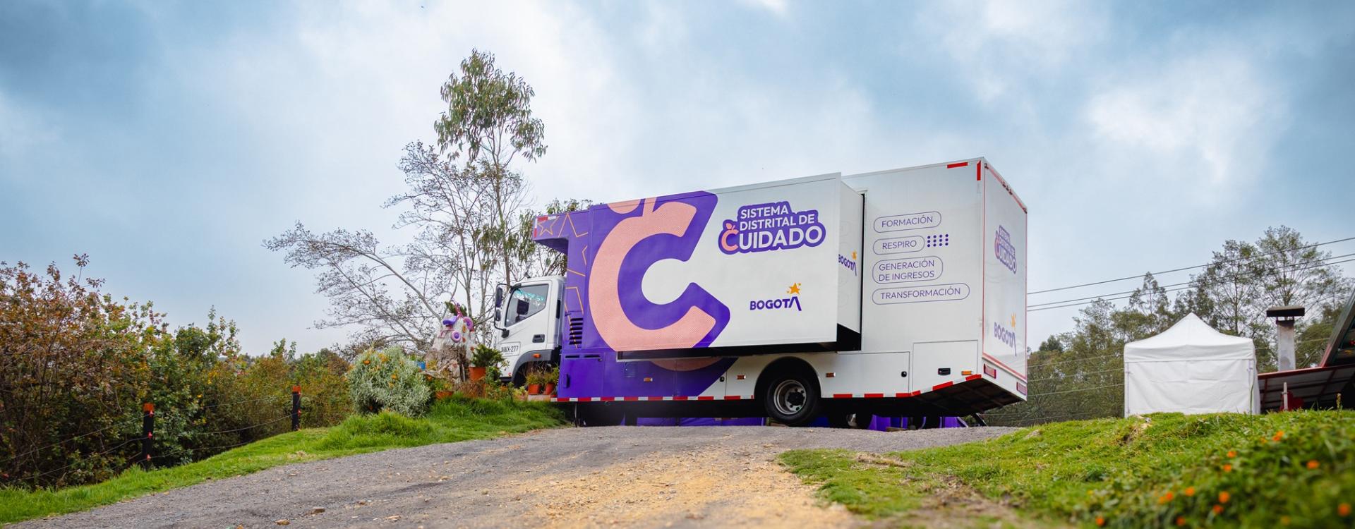 El Sistema Distrital de Cuidado acerca servicios gratuitos del Distrito a las mujeres cuidadoras para fortalecer su autonomía económica, prevenir violencias y avanzar en el reconocimiento, reducción y redistribución de los trabajos de cuidado en Bogotá.