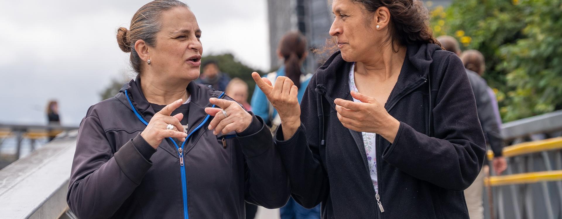 Mujeres sordas en conversación 