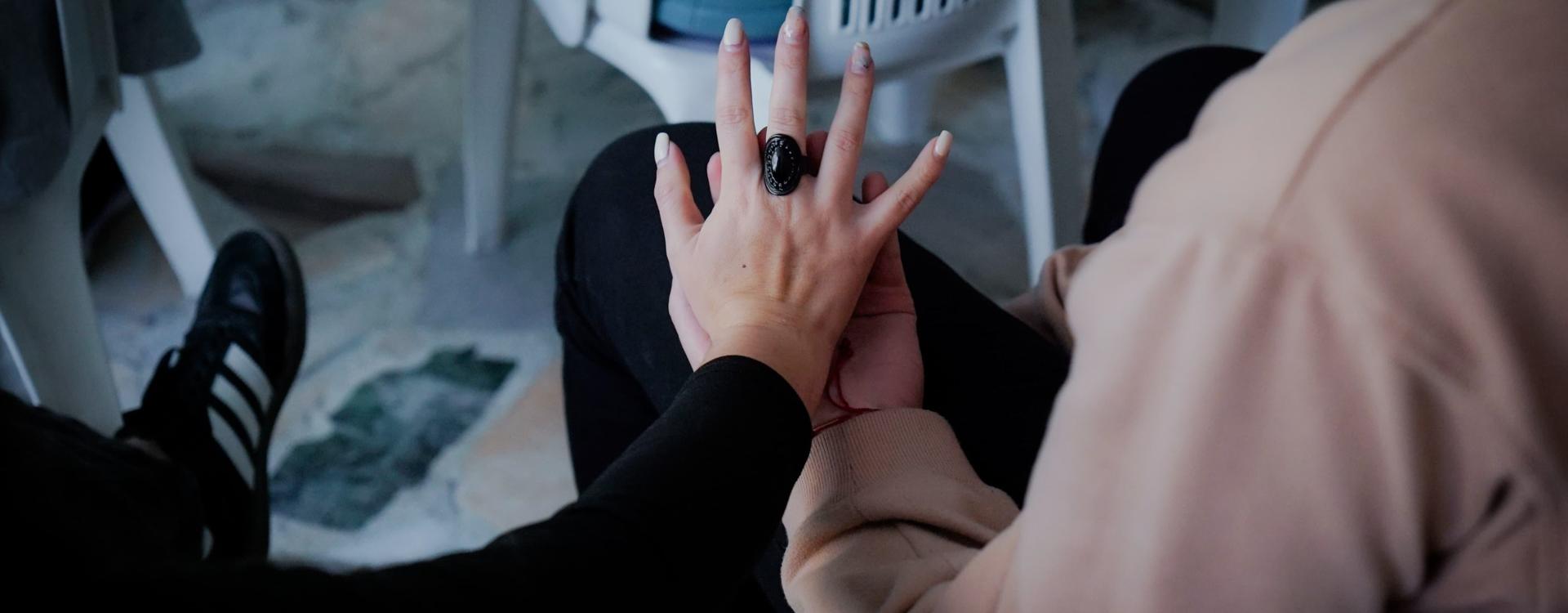 Mujeres tomadas de la mano 