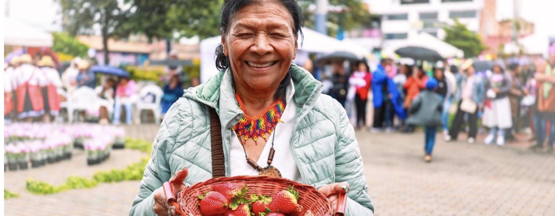 Mujer campesina con fresas 