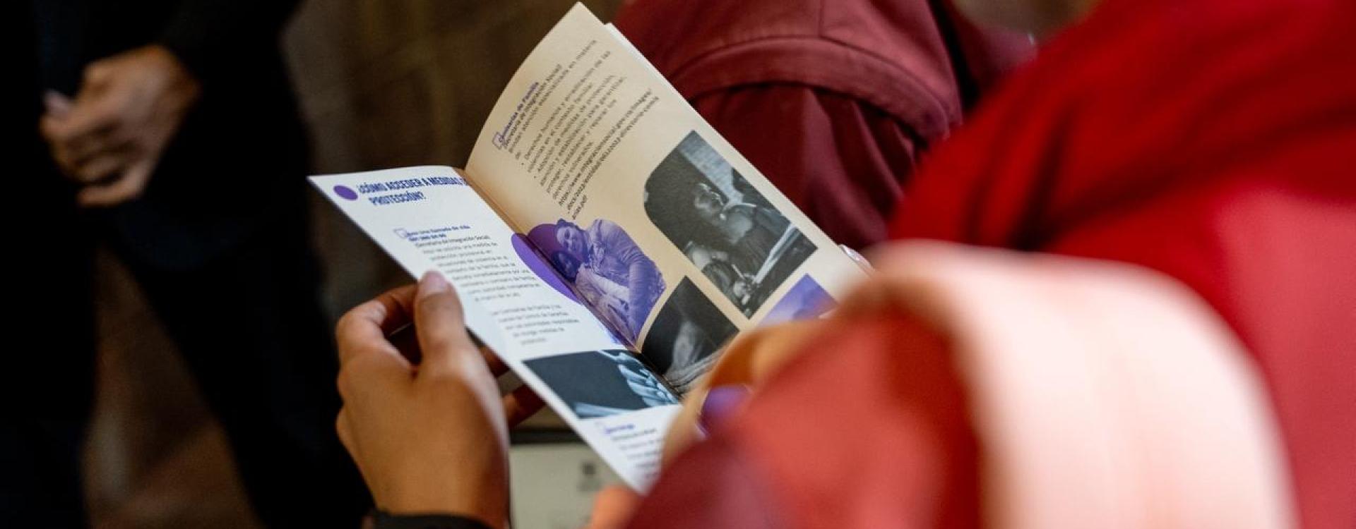 Mujer mirando la Ruta
