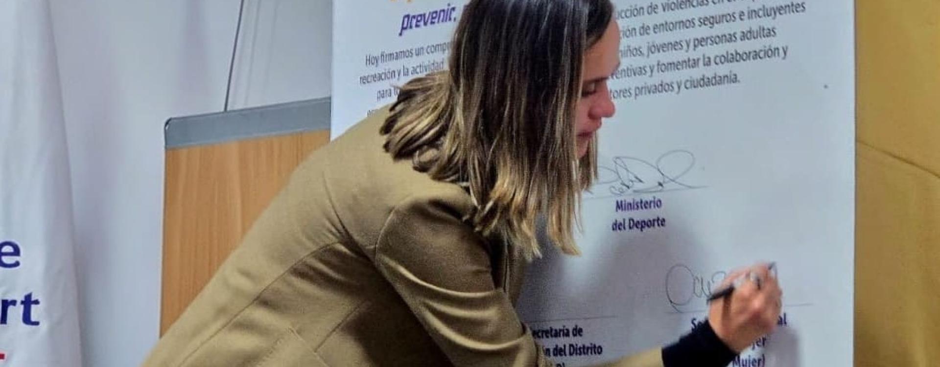 Secretaria de la Mujer firma el pacto