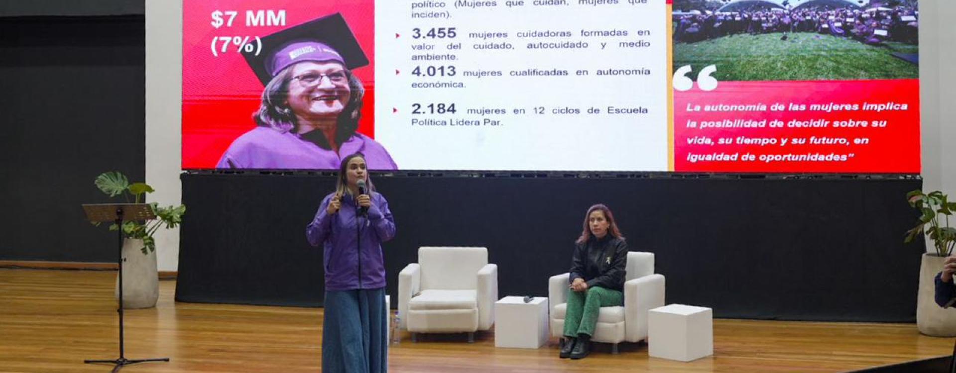 La secretaria distrital de la Mujer, Laura Tami Leal, y la consejera TIC, Diana Celis Mora, durante el panel “En Bogotá, nuestro sello es la igualdad”, realizado en el marco de la rendición de cuentas distrital 2025