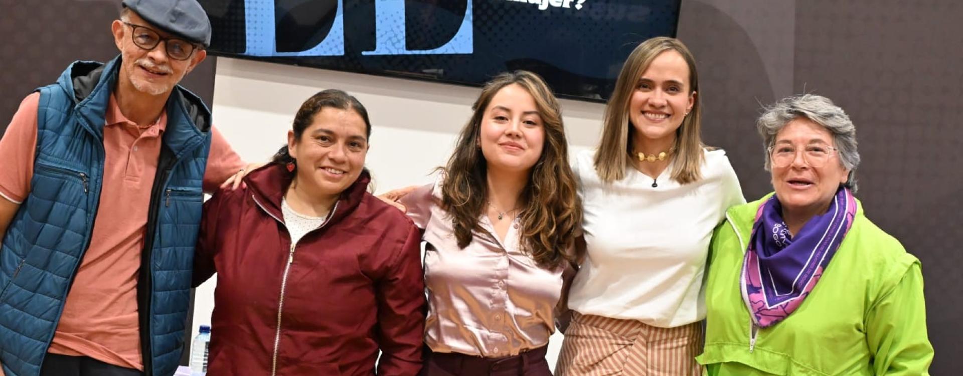 Laura Tami, secretaria distrital de la Mujer de Bogotá; Liliana Ruiz, cuidadora y líder comunitaria de Chapinero; Lilian Yolanda López, lideresa de Engativá; y Javier Omar Ruiz Arrollave, educador popular y activista en nuevas masculinidades, durante el foro La brecha invisible en la FILBo 2026, donde se debatió la redistribución del cuidado y su impacto en la autonomía de las mujeres.