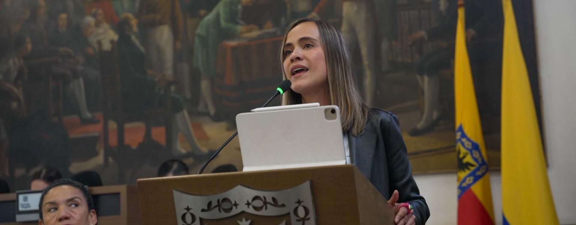 La secretaria de la Mujer, Laura Tami Leal, presentó los avances en la atención a mujeres mayores ante el Concejo de Bogotá.